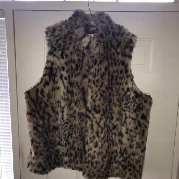 Avenue Jackets & Blazers - Cheetah faux fur vest -